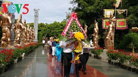 La fête en l’honneur des rois Hung célébrée avec faste au Vietnam - ảnh 3